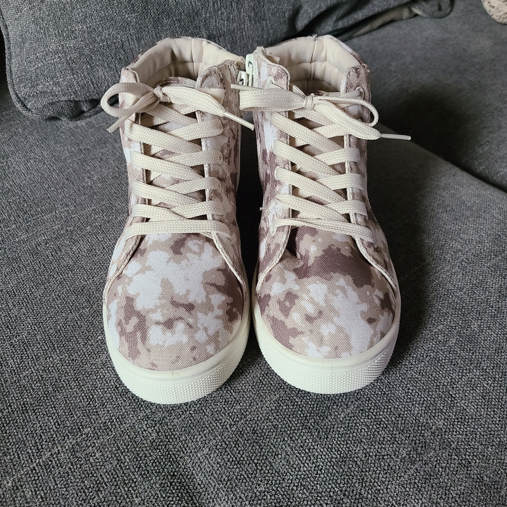 Fabkids size 2 hightop sneakers. Cream/tan and white in color